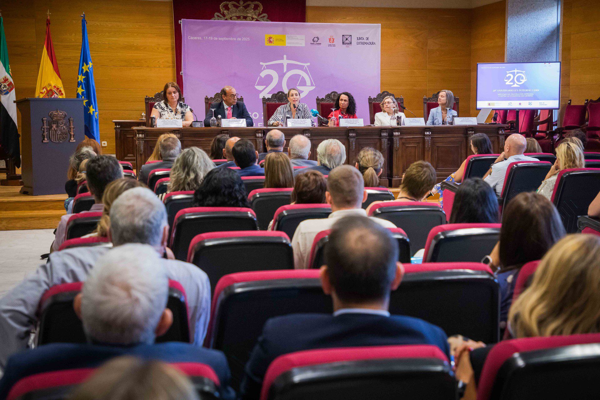 Guardiola reafirma el compromiso con la justicia y defiende la especialización en violencia de género