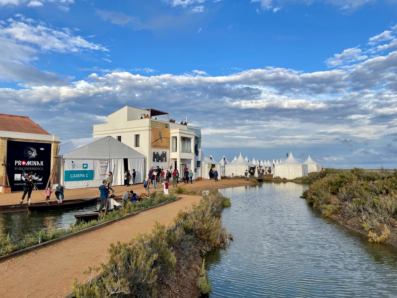 La Junta de Extremadura promociona en Cataluña la oferta turística de la región como destino ornitológico junto a empresas del sector