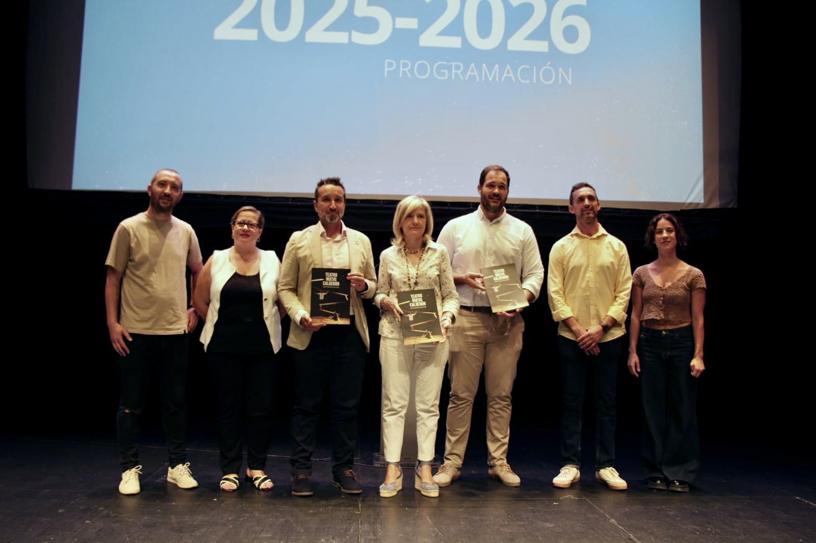 Victoria Bazaga reafirma el respaldo de la Junta a la cultura en los pueblos y celebra los 20 años del Teatro Nuevo Calderón de Montijo