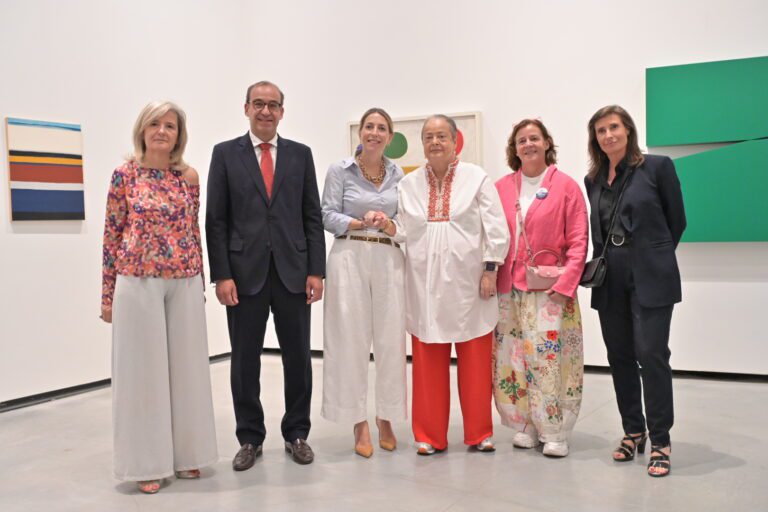María Guardiola participa en el homenaje a la coleccionista y galerista Helga de Alvear: “Su memoria trasciende colores, banderas y siglas”