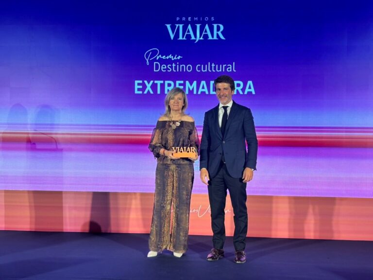 Victoria Bazaga recoge el premio a Extremadura como mejor destino cultural de España en los premios de la revista Viajar
