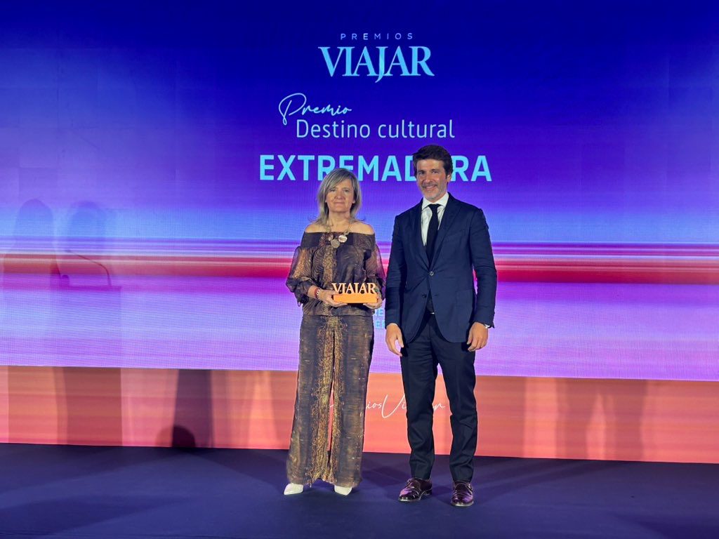 Victoria Bazaga recoge el premio a Extremadura como mejor destino cultural de España en los premios de la revista Viajar