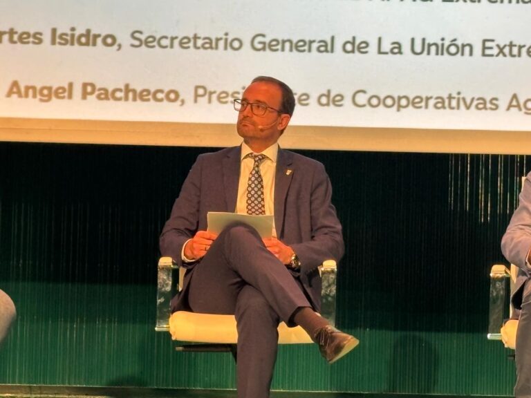 La Junta insta a los jóvenes a involucrarse profesionalmente en el futuro del campo extremeño en el Foro de Jóvenes de Ibercaja