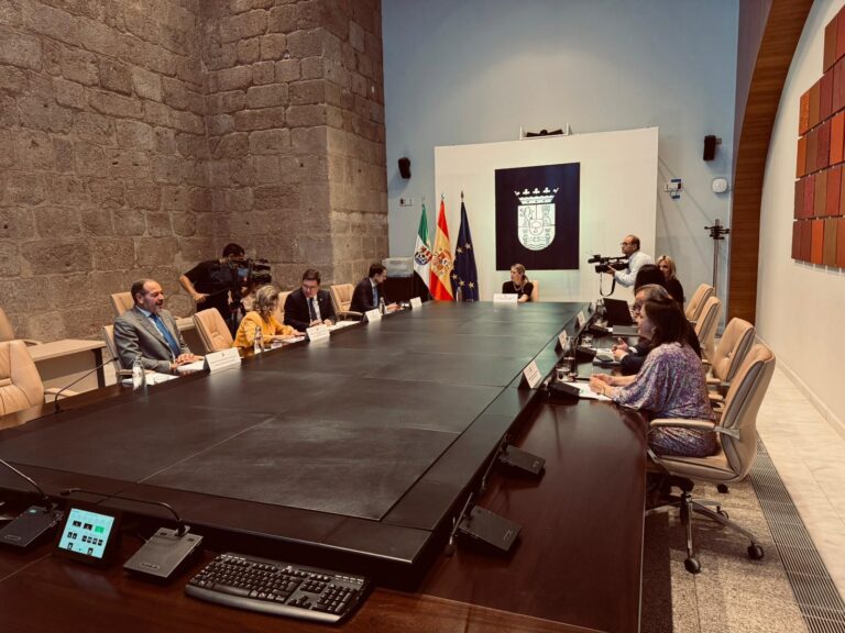 La Junta de Extremadura invertirá casi un millón de euros para impulsar dos polígonos industriales en Cáceres y Don Benito