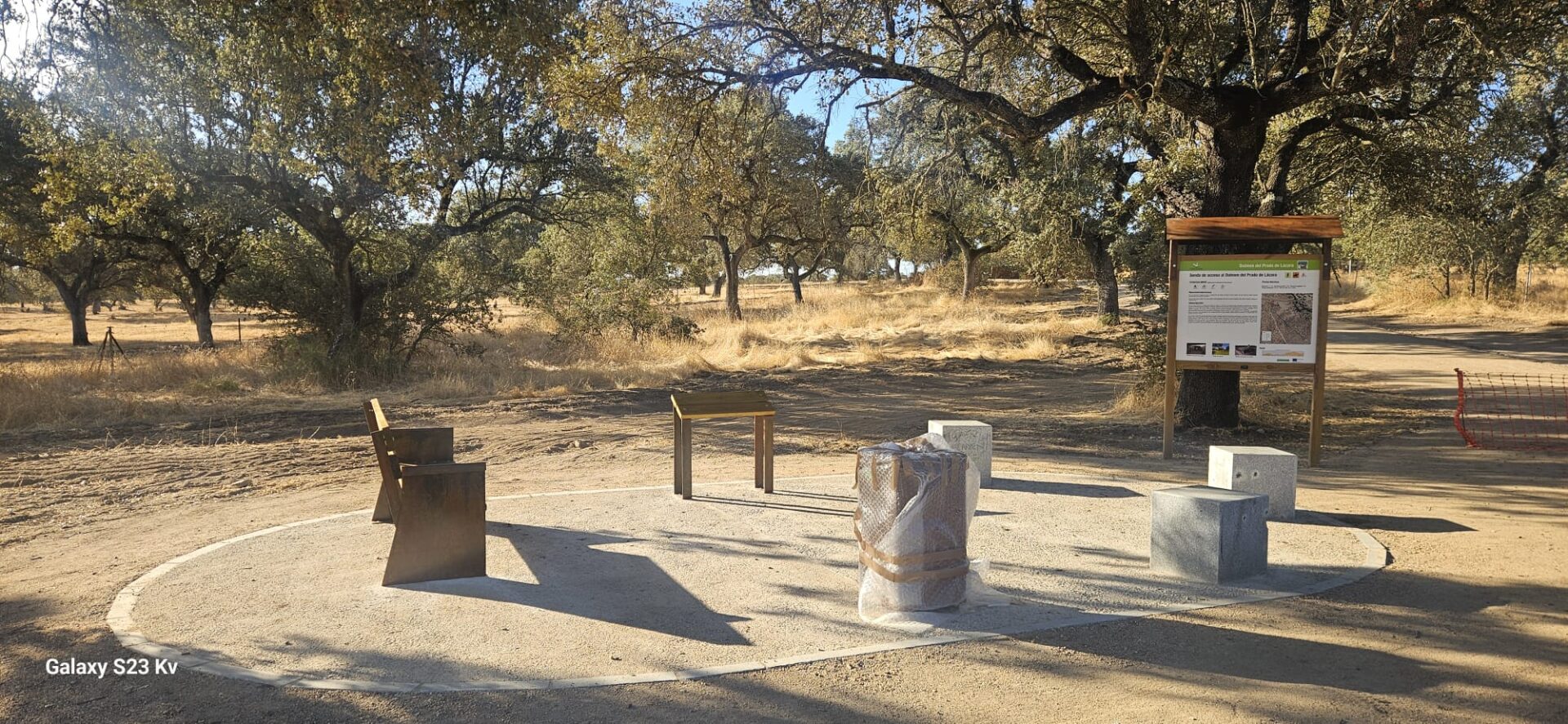 Concluye la obra de mejora del acceso al dolmen de Lácara y estrena nuevo mobiliario urbano