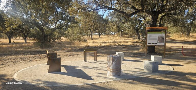 Concluye la obra de mejora del acceso al dolmen de Lácara y estrena nuevo mobiliario urbano