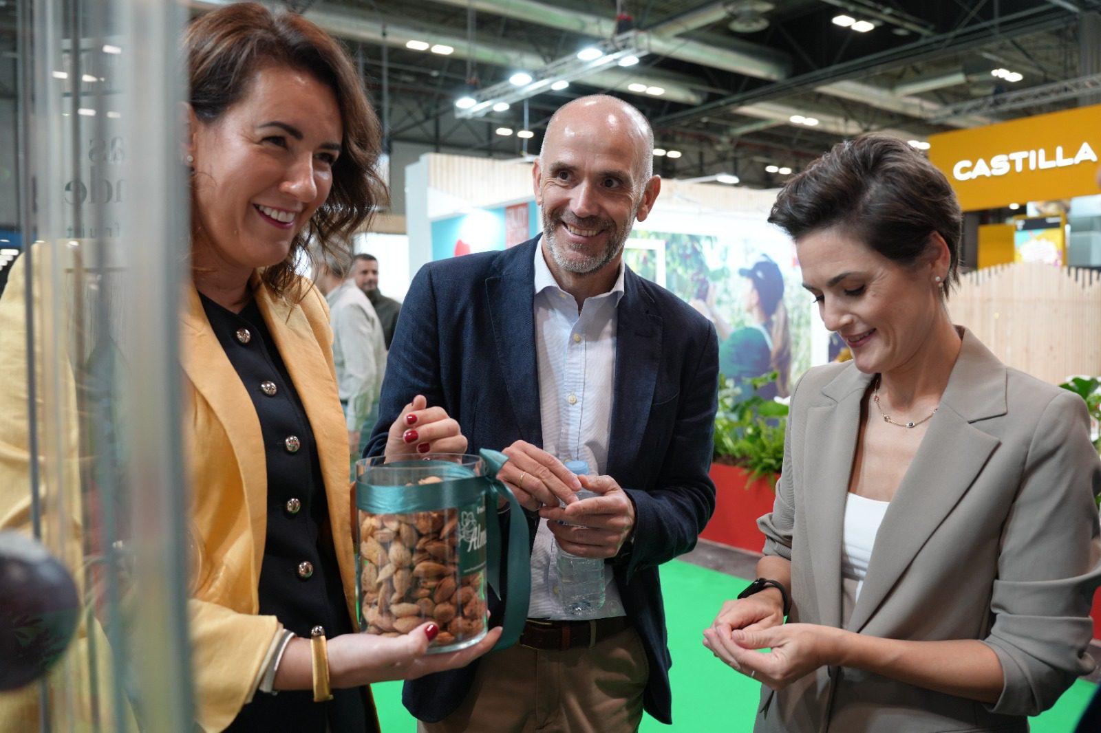 Raquel del Puerto visita Fruit Attraction y muestra su apoyo a los fruticultores extremeños