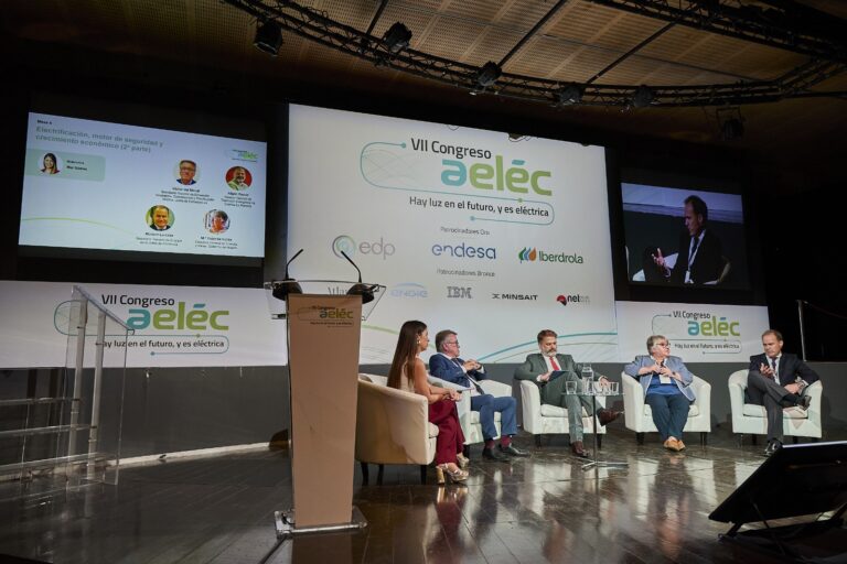 La Junta participa en el VII Congreso de la Asociación de Empresas Eléctricas (AELEC) en Madrid