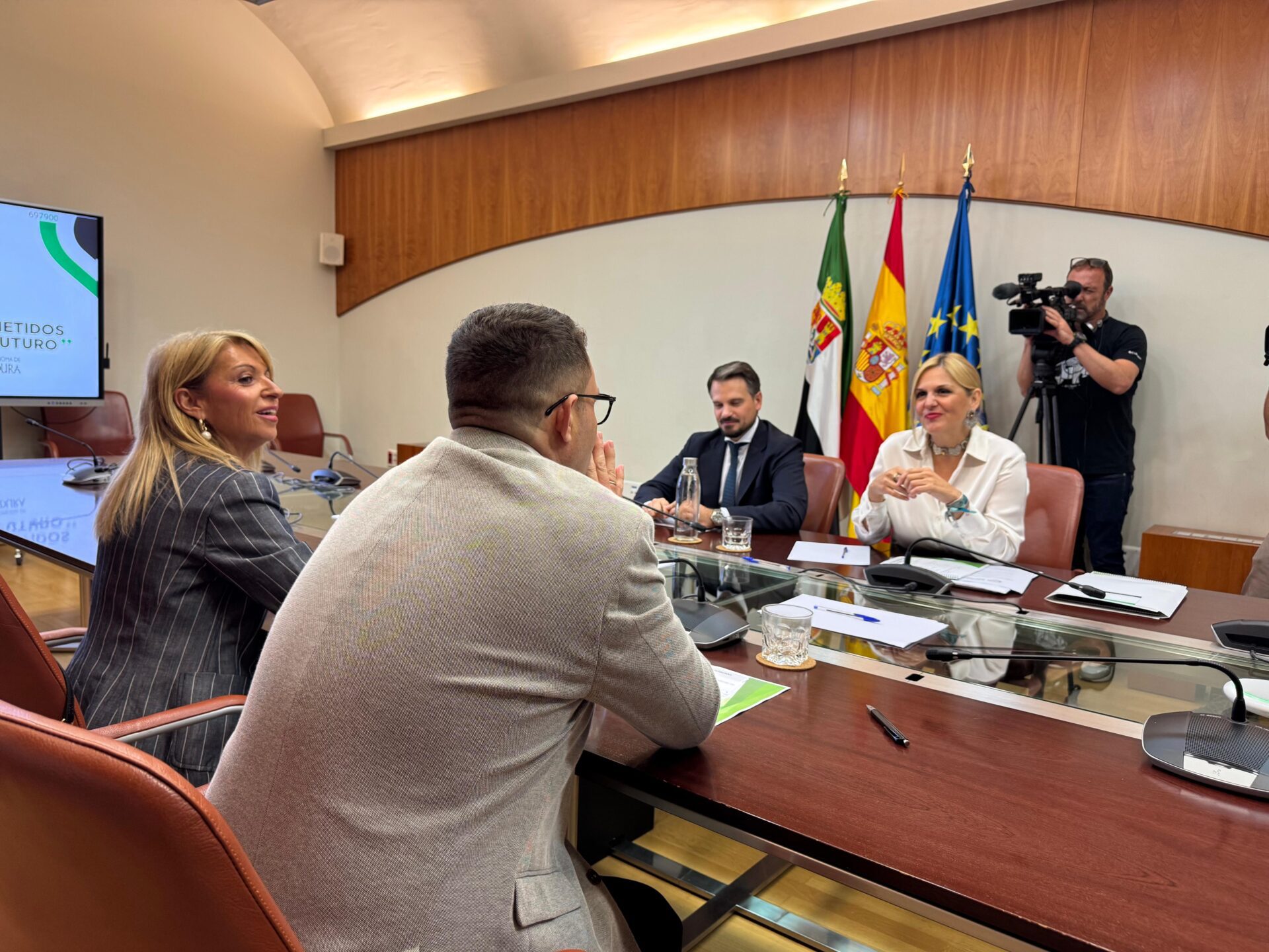 La Junta de Extremadura cree “posible” el acuerdo con los grupos parlamentarios para sacar adelante los presupuestos de 2026