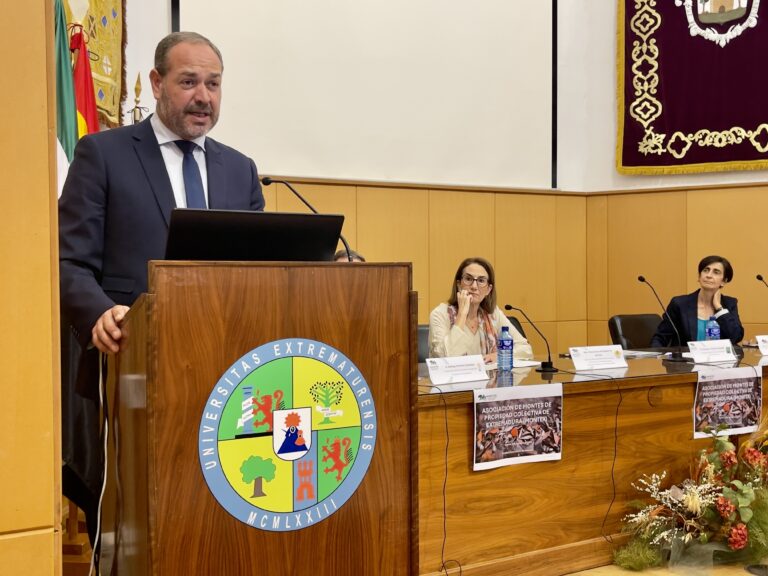 El consejero Francisco Ramírez anima a los dueños de montes a asociarse y firmar contratos de gestión con la Junta