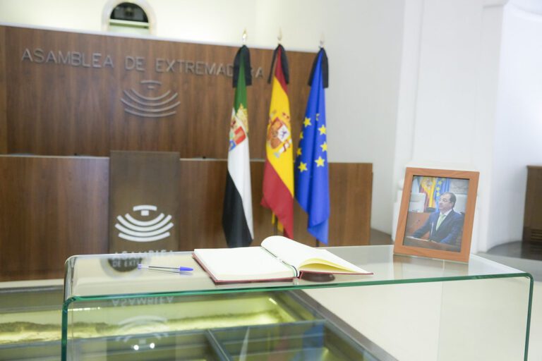 La Junta y la Asamblea de Extremadura abren en el Parlamento autonómico un libro de condolencias en memoria del expresidente Guillermo Fernández Vara