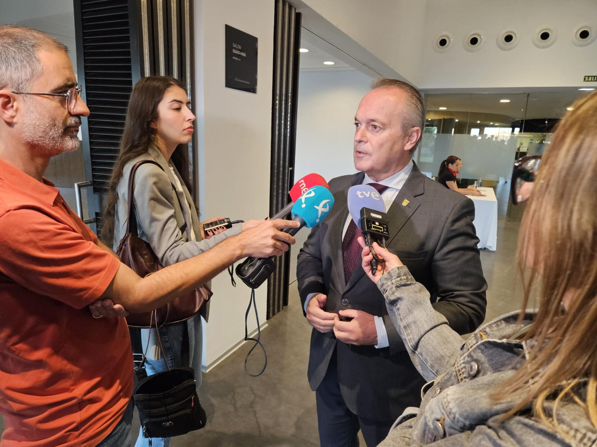 La Junta denuncia la “falta de respeto institucional” del Gobierno y le reclama “acelerar” las infraestructuras pendientes con Extremadura