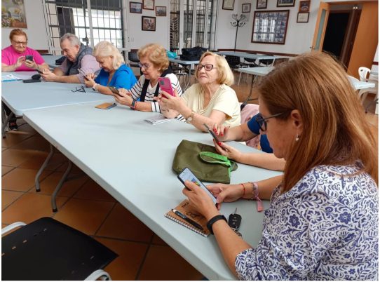 La Junta de Extremadura apoya con 38.000 euros la inclusión digital de las personas mayores en Badajoz