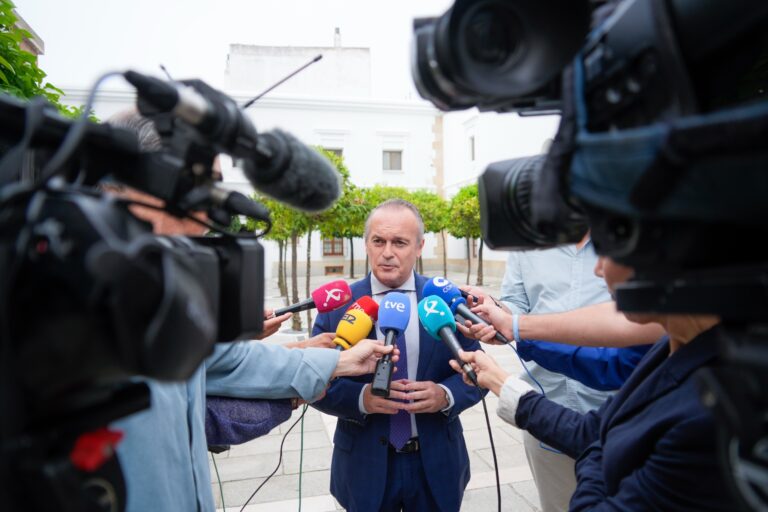 La Junta denuncia que Pedro Sánchez viene a Extremadura con “las manos vacías” cuando en otras regiones siempre anuncia inversiones