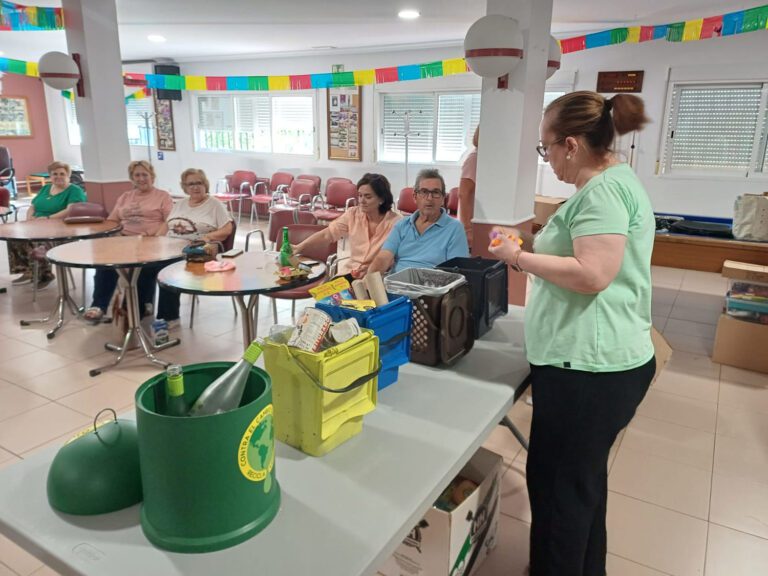 Promedio conmemora el mes de las personas mayores con talleres sobre reciclaje y reutilización