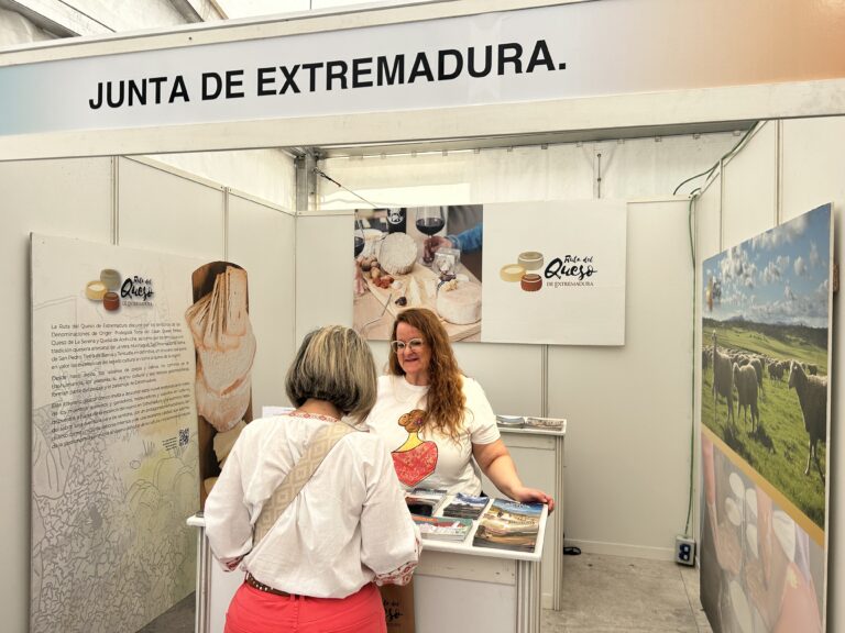 La Junta promociona las experiencias turísticas relacionadas con el queso en la Feria Europea del Queso de Casar de Cáceres