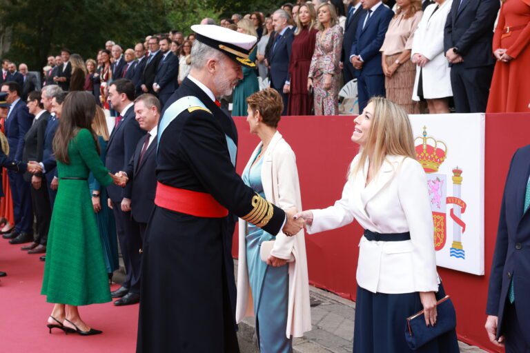 María Guardiola asiste a la celebración de la Fiesta Nacional presidida por Sus Majestades los Reyes junto a Sus Altezas Reales la Princesa de Asturias y la Infanta Doña Sofía