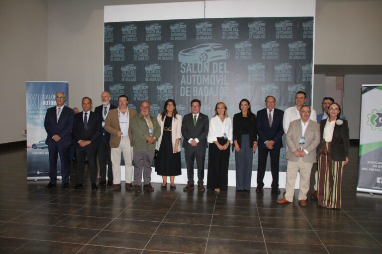 Santamaría destaca, en la inauguración del XI Salón del Automóvil de Extremadura, la importancia del sector cuyas exportaciones superaron los cien millones de euros en 2024