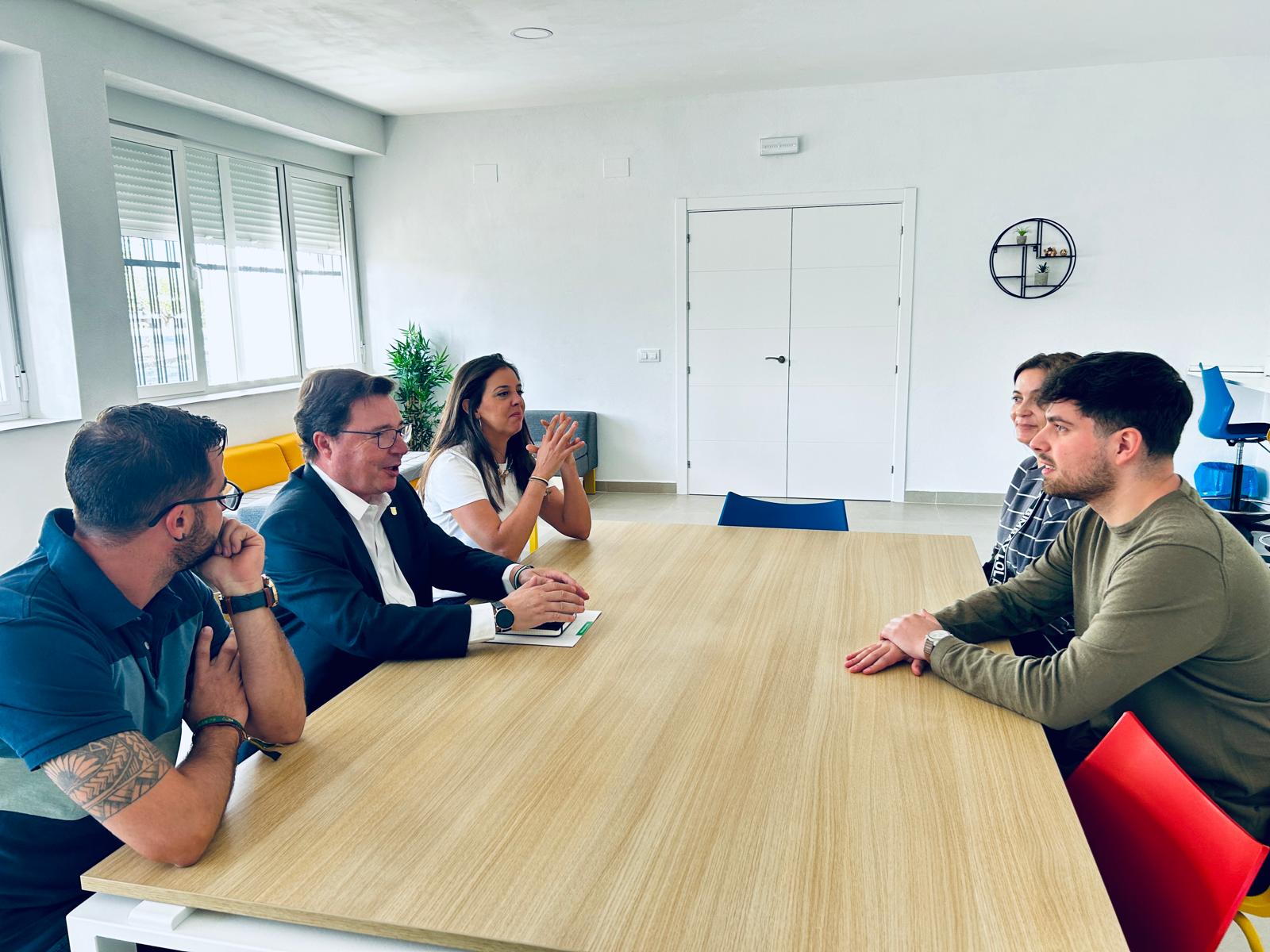 El consejero Santamaría destaca el talento e innovación de la empresa Lejancitos, referente de creatividad e innovación en el sector del calzado