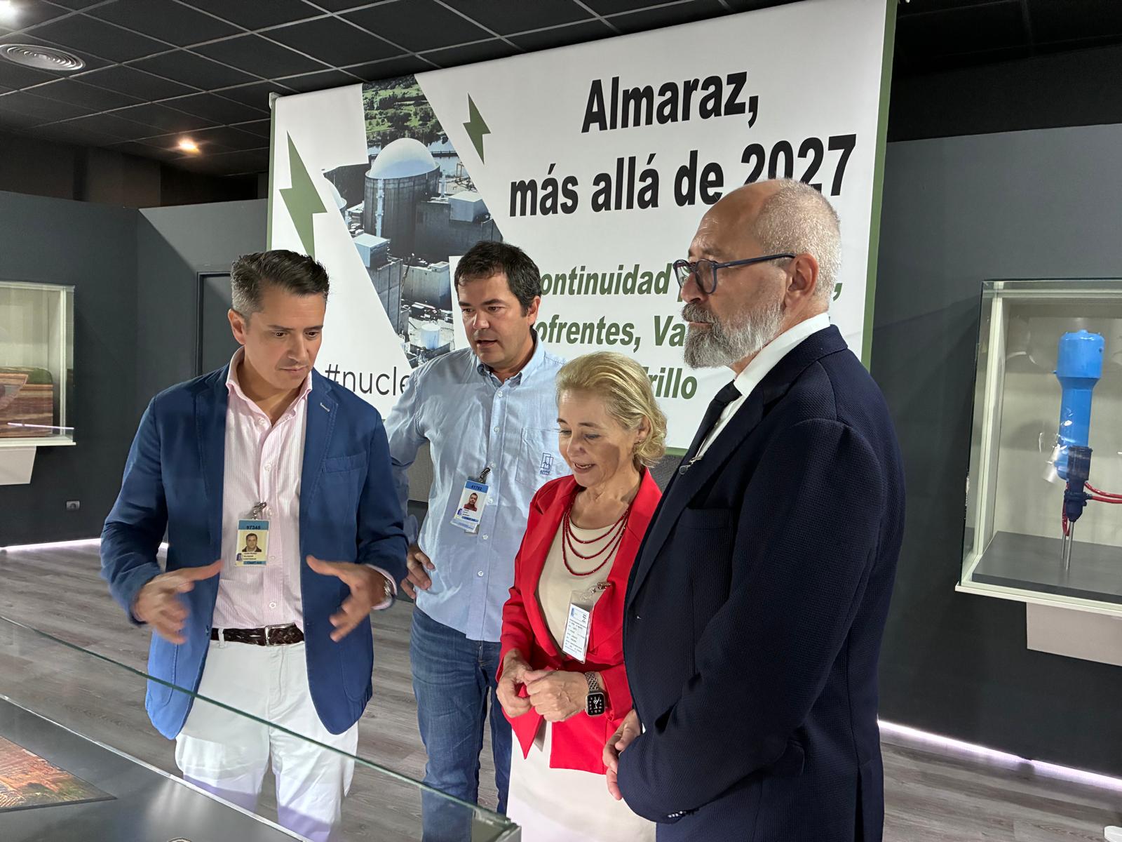 La consejera de Educación visita a los alumnos matriculados en ciclos de Formación Profesional relacionados con la Central Nuclear de Almaraz