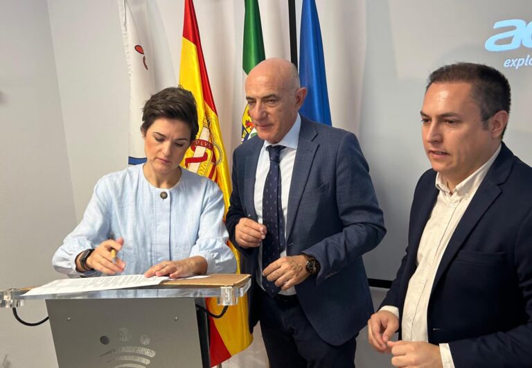 La Diputación de Badajoz y la Confederación Hidrográfica del Guadiana firman un convenio para acondicionar la carretera de Barbaño a la EX-328