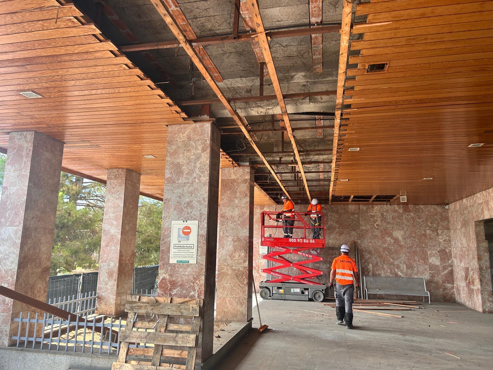 El SES continúa invirtiendo en el Hospital Universitario de Badajoz con nuevas actuaciones en el vestíbulo principal y en las zonas comunes de Urgencias