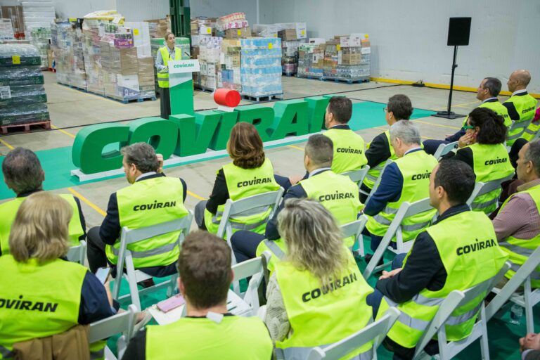 La presidenta de la Junta visita la plataforma logística de Covirán en Mérida y reitera el compromiso del Gobierno de crear un entorno favorable para las empresas