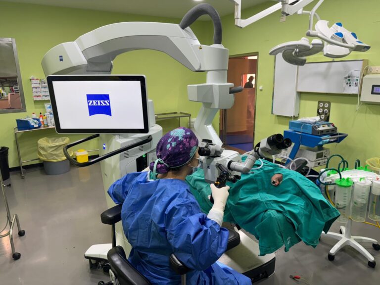 El SES renueva el microscopio quirúrgico para el Servicio de Otorrinolaringología del Hospital Ciudad de Coria después de 30 años
