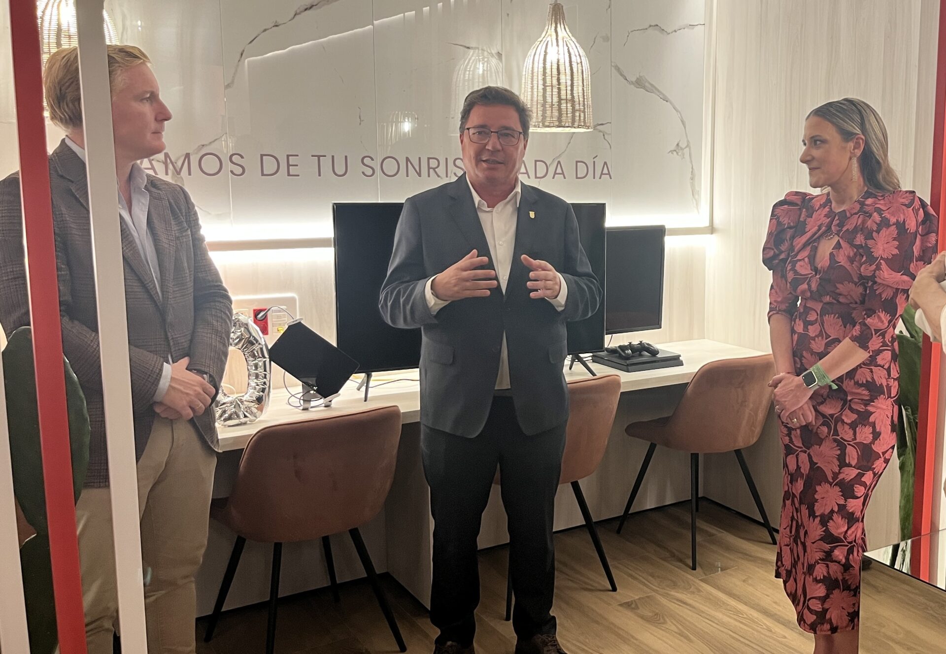 El consejero Santamaría destaca la innovación y el compromiso empresarial en el XX Aniversario del Centro Ortodoncista Carmen Pérez