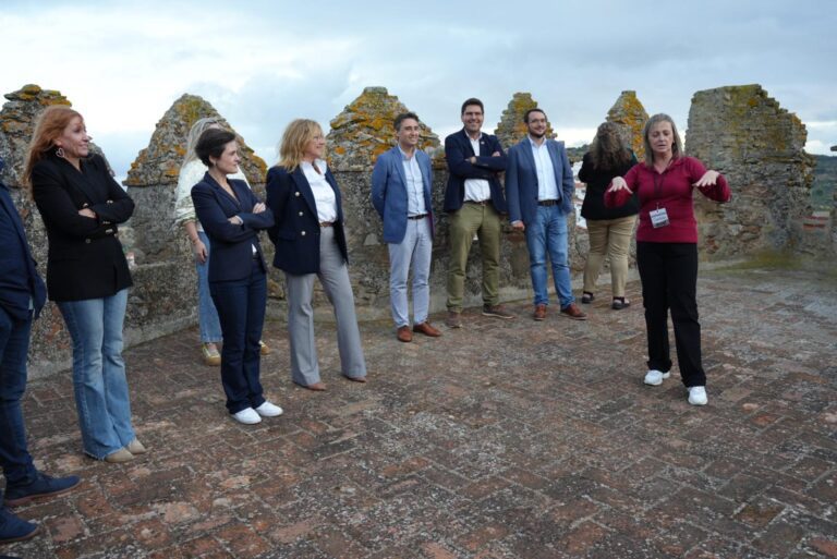 Raquel del Puerto cierra las jornadas de preparación del presupuesto visitando un centro hípico en Segura de León