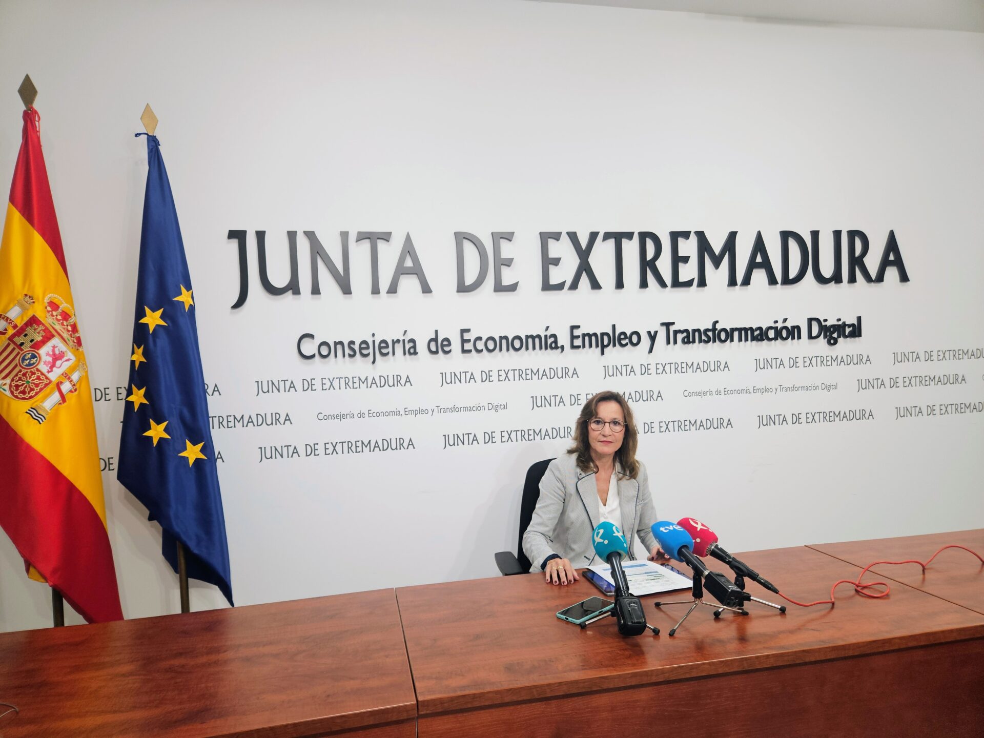 Extremadura registra el mejor dato histórico de ocupación con 437.300 trabajadores y con una caída de la tasa de paro al 13,56%, mientras que en España sufre un repunte