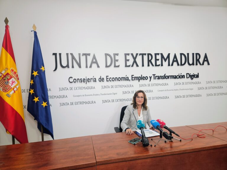 Extremadura registra el mejor dato histórico de ocupación con 437.300 trabajadores y con una caída de la tasa de paro al 13,56%, mientras que en España sufre un repunte