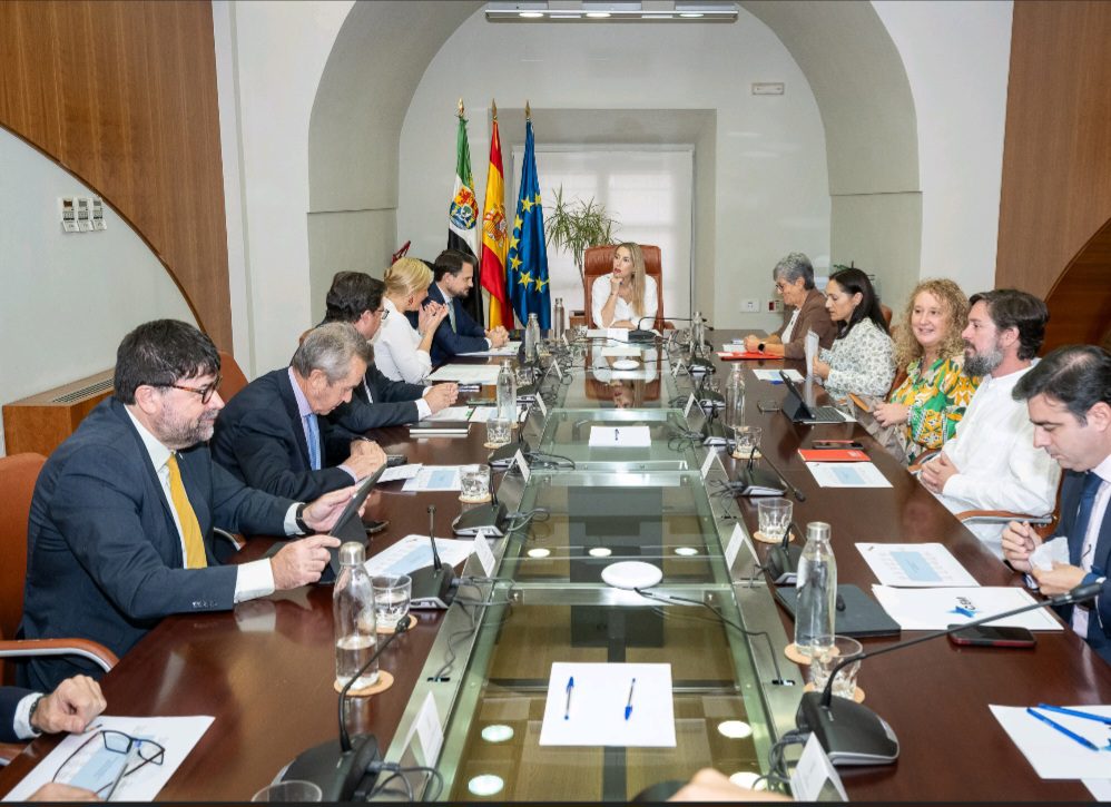 Bautista agradece a sindicatos y patronal que trabajen conjuntamente con el Gobierno regional para seguir construyendo Extremadura