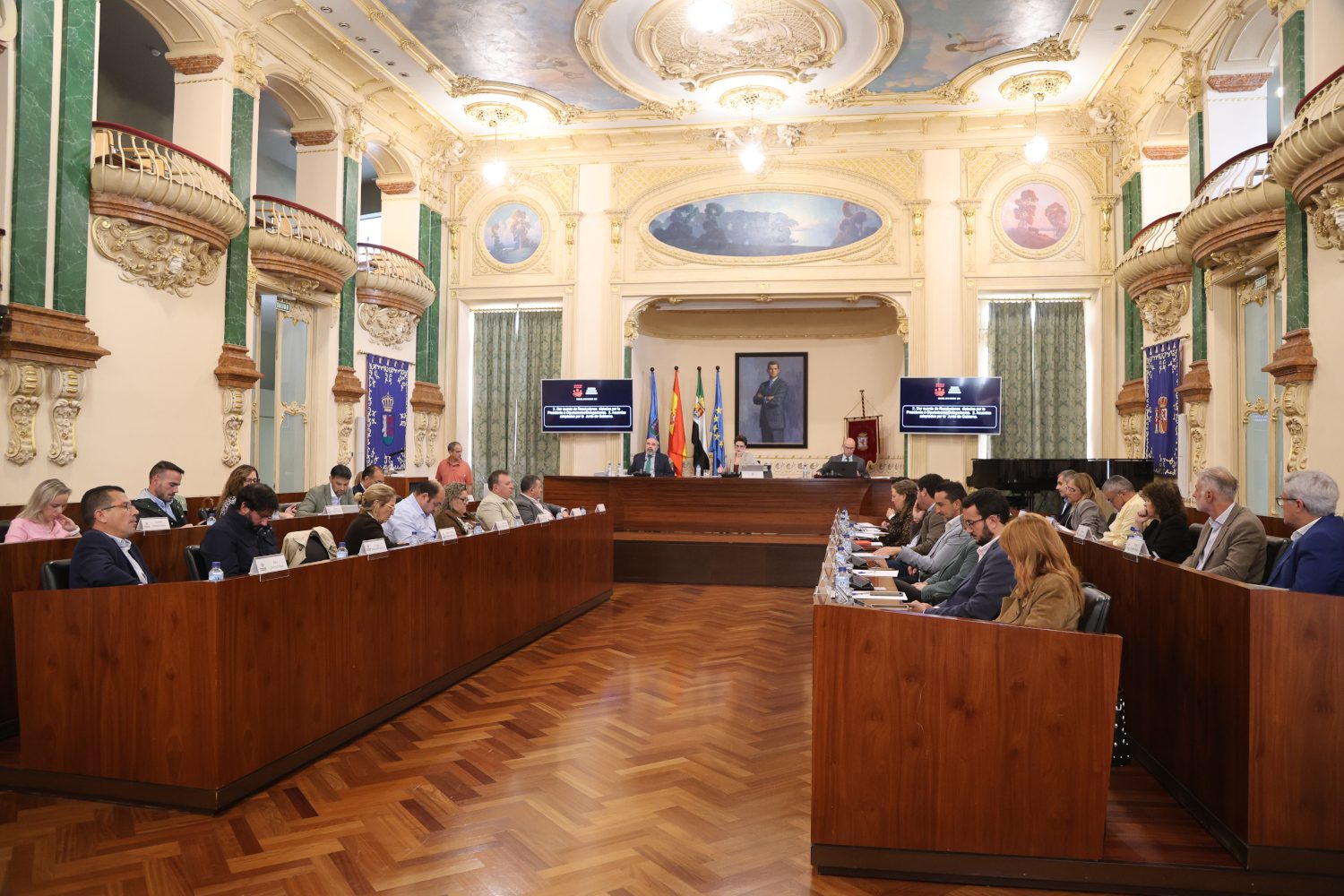 El pleno da luz verde a dos nuevos planes con los que la Diputación de Badajoz invertirá en la provincia 17 millones de euros