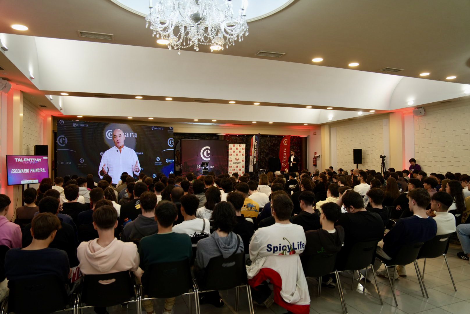 Más de 1.500 jóvenes recorren los pasillos de la feria de empleo ‘Talent Day Experience’