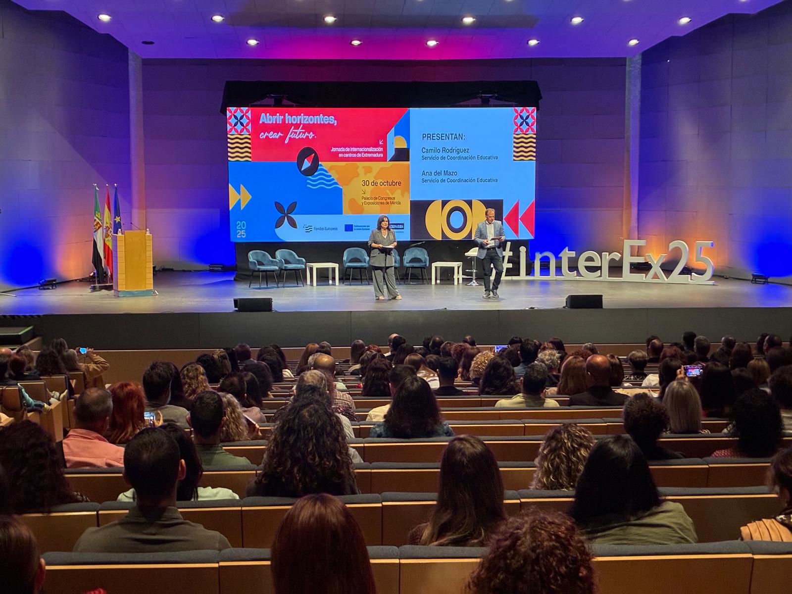 Más de 400 docentes participan en un encuentro regional para impulsar la dimensión internacional de sus centros educativos y dar a conocer los proyectos y programas desarrollados