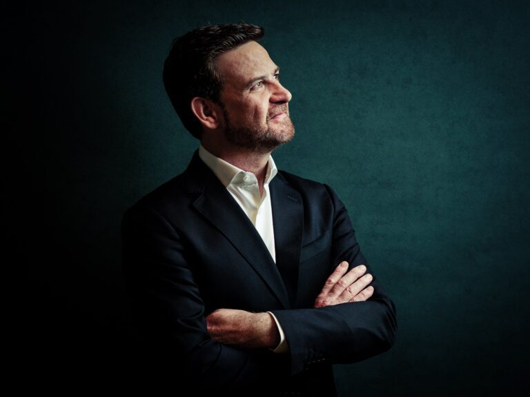 Álvaro Albiach dirige a David Barona y a la Orquesta de Extremadura en su próximo concierto en Badajoz y Plasencia esta semana