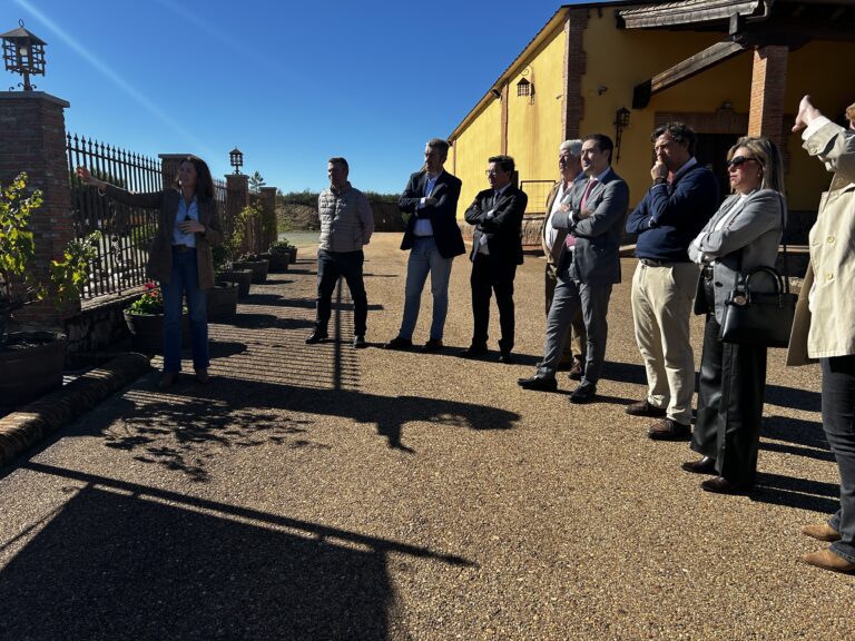 El consejero Santamaría destaca la tradición centenaria y la capacidad innovadora de Bodegas Ruiz Torres