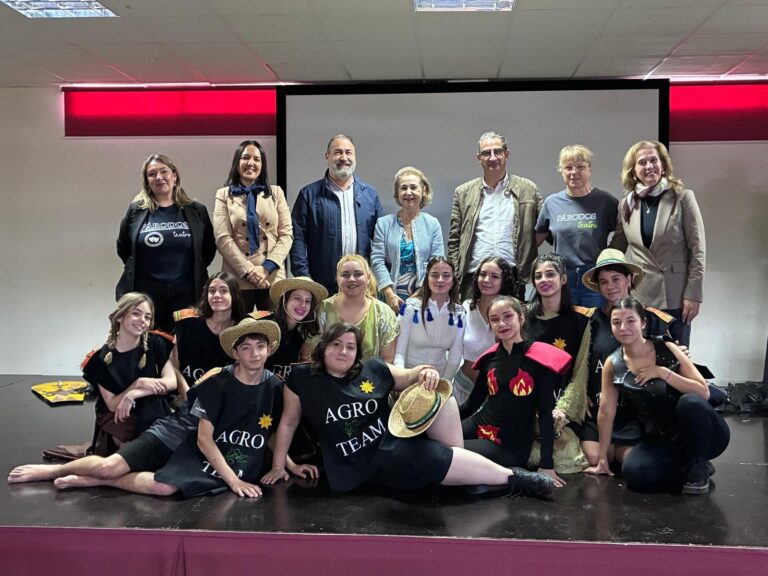 Mª Mercedes Vaquera celebra la victoria del IES Siberia Extremeña en el XVIII Concurso Nacional de Teatro Clásico Grecolatino