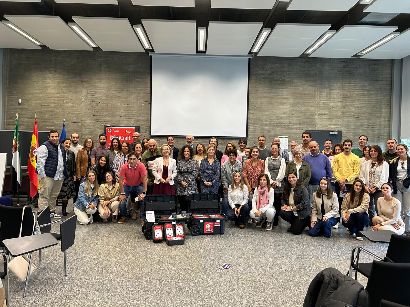 Un total de 25 centros educativos extremeños reciben los kits tecnológicos DigiCraft de la Fundación Vodafone