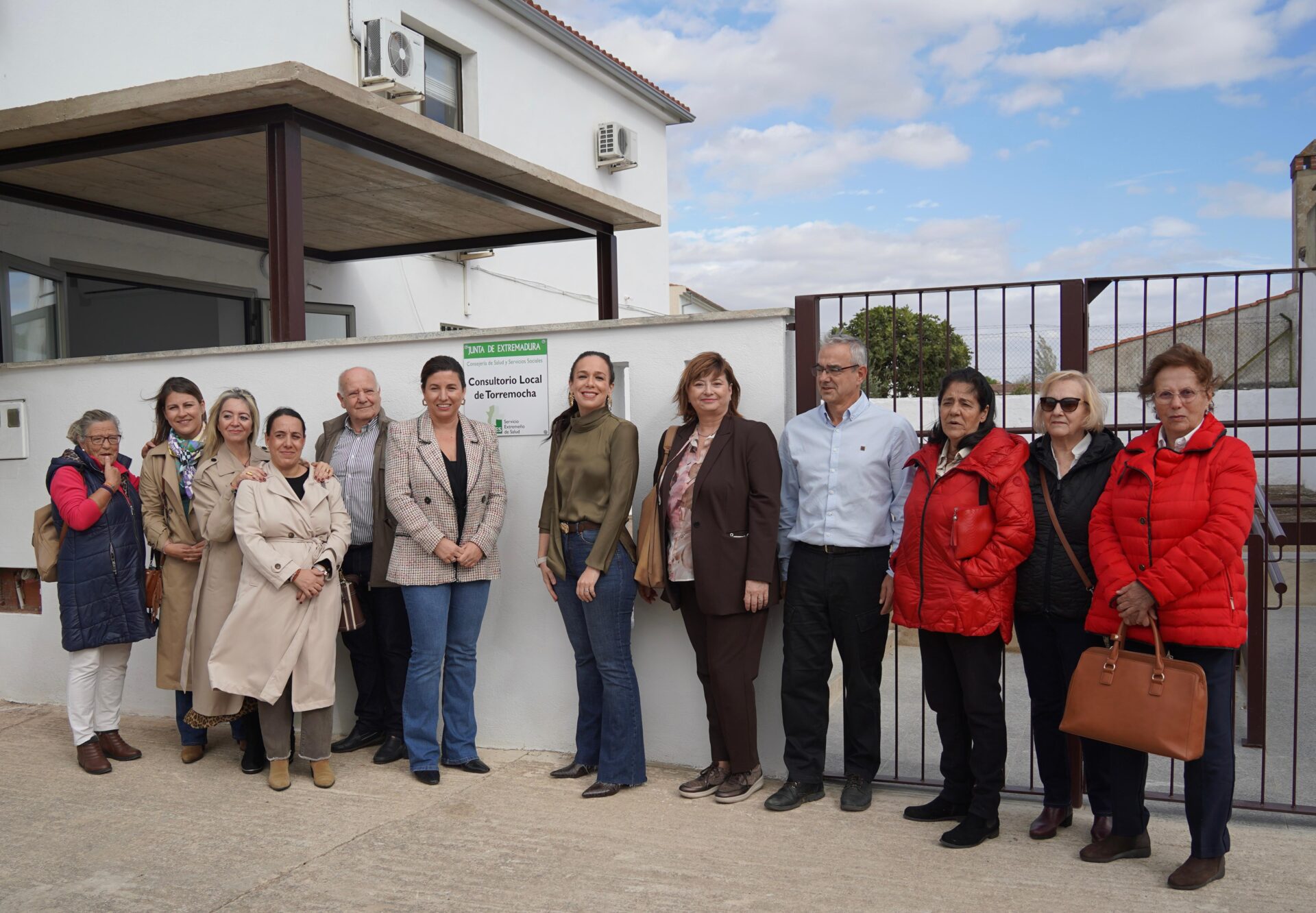 La consejera de Salud y Servicios Sociales, Sara Gª Espada, visita el consultorio médico de Torremocha
