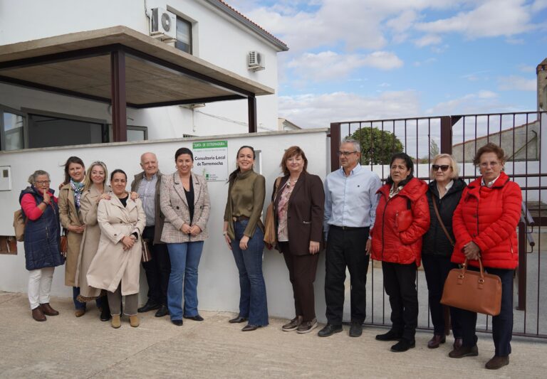 La consejera de Salud y Servicios Sociales, Sara Gª Espada, visita el consultorio médico de Torremocha