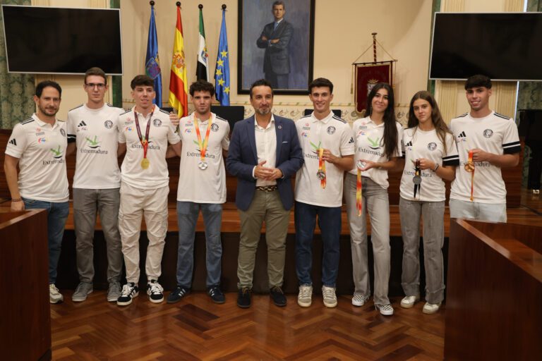 Ricardo Cabezas recibe a los atletas del Club Deportivo de Atletismo de Badajoz