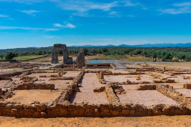 Las Jornadas de Patrimonio en Extremadura ofrecen este fin de semana visitas guiadas a Cáparra y a pueblos de colonización como Valuengo y La Bazana