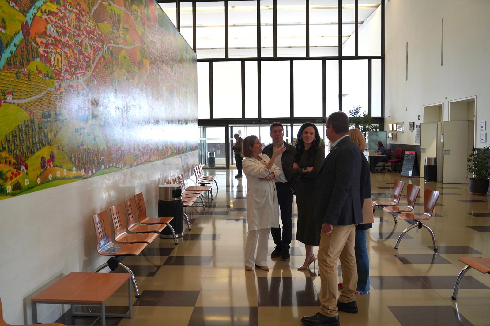 La consejera de Salud y Servicios Sociales, Sara Gª Espada, visita el Hospital Tierra de Barros