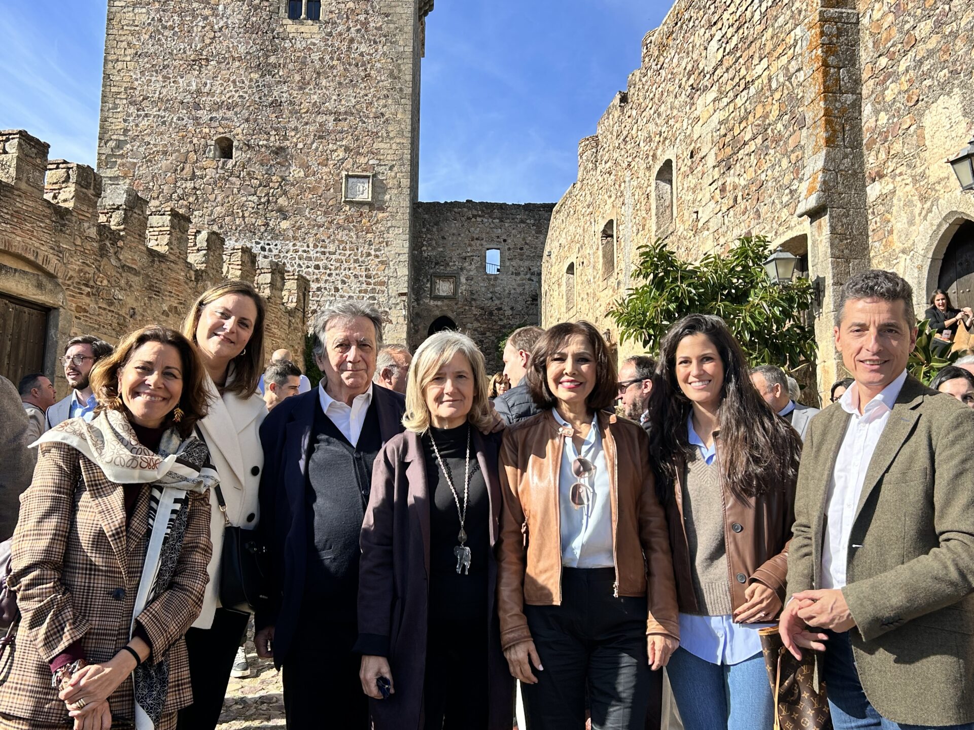 Victoria Bazaga destaca el esfuerzo colectivo para impulsar la vida cultural en torno al castillo de Luna Alburquerque