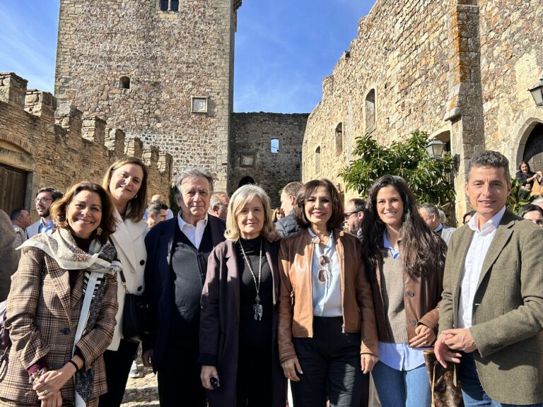 Victoria Bazaga destaca el esfuerzo colectivo para impulsar la vida cultural en torno al castillo de Luna Alburquerque