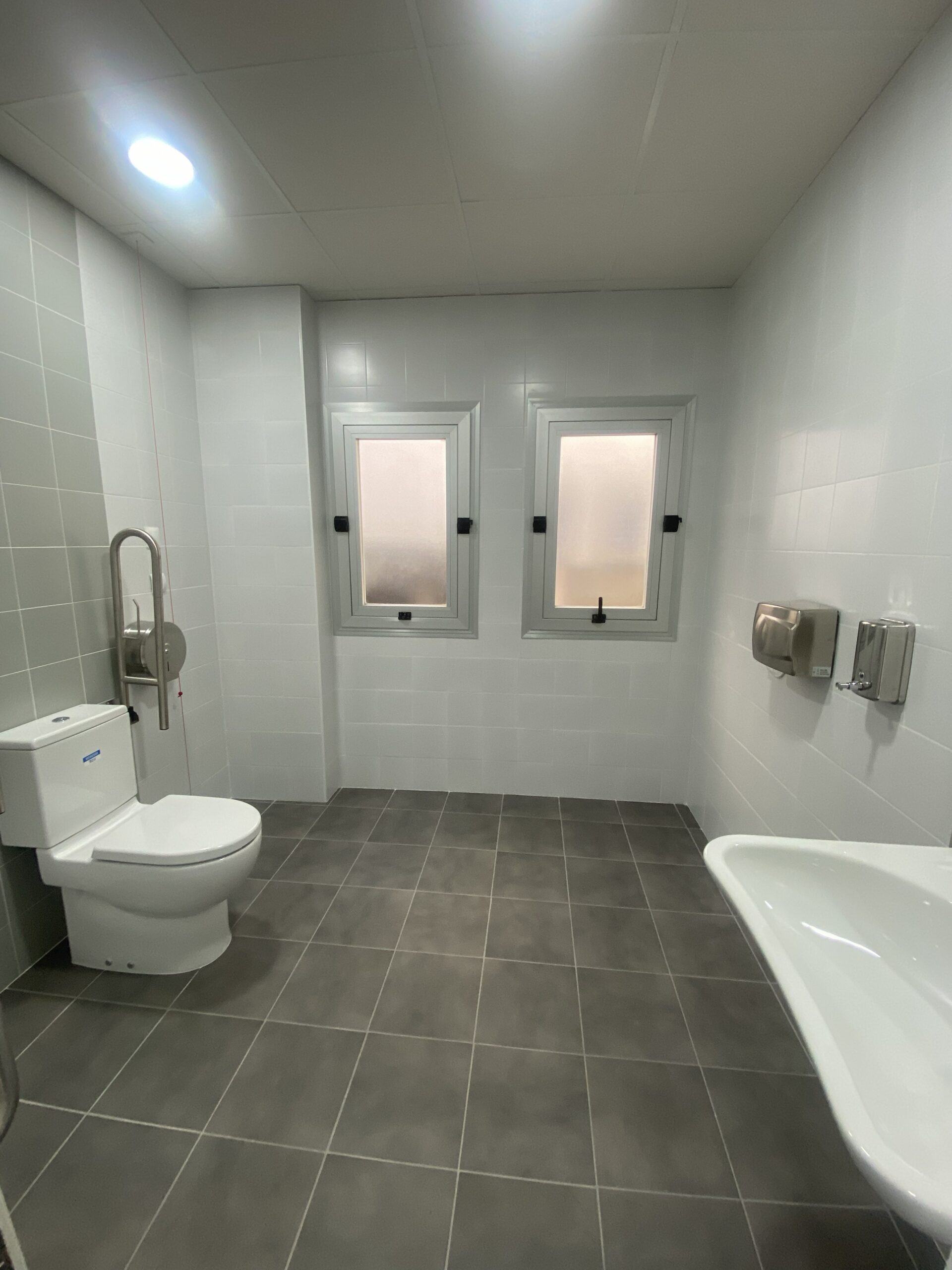 Finalizadas las obras de remodelación de los aseos de la estación de autobuses de Jerez de los Caballeros