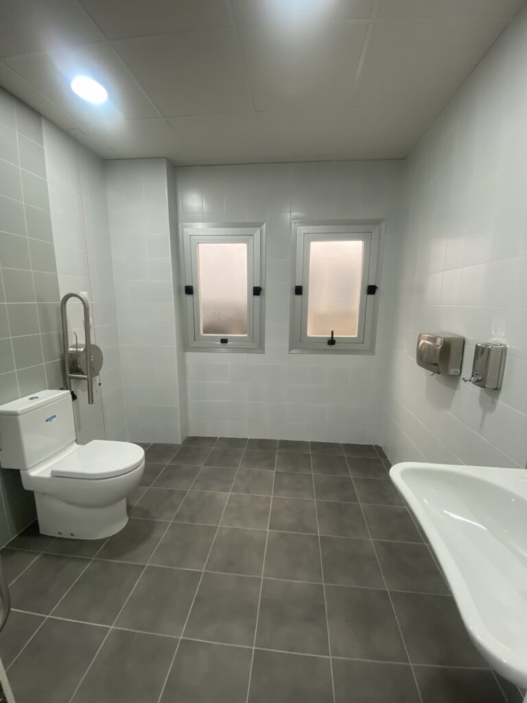 Finalizadas las obras de remodelación de los aseos de la estación de autobuses de Jerez de los Caballeros