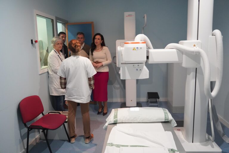 La consejera de Salud y Servicios Sociales visita el Centro de Salud de Villafranca de los Barros